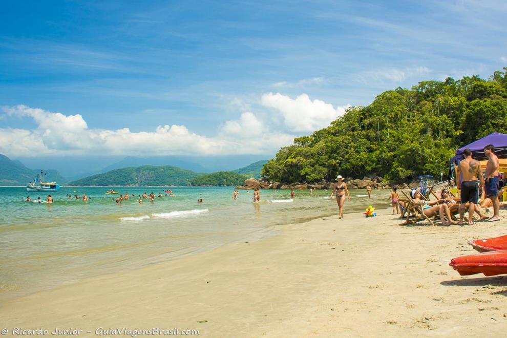 Imagem de turistas no mar e nas areias da Praia da Almada em Ubatuba.